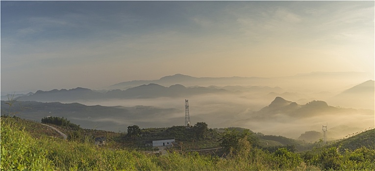 中国四川宜宾长宁双河镇日出云海山峦剪影风景