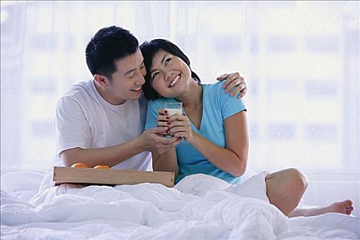 坐,夫妇,床,女人,拿着,牛奶杯