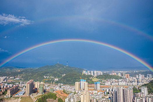 广西梧州,雨后彩虹景美如画