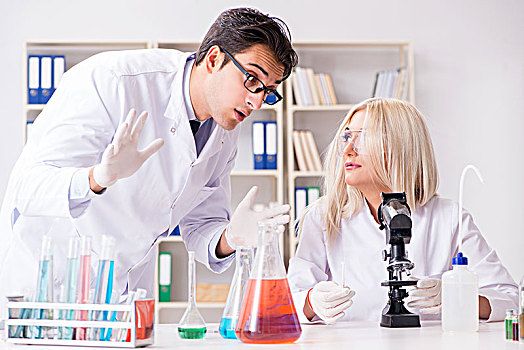 两个,化学家,讨论,实验室