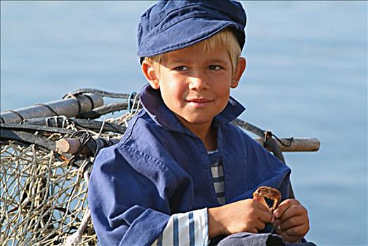 男孩,微笑,坐,码头区,锥形,钓鱼,篮子,外套,水手,帽子