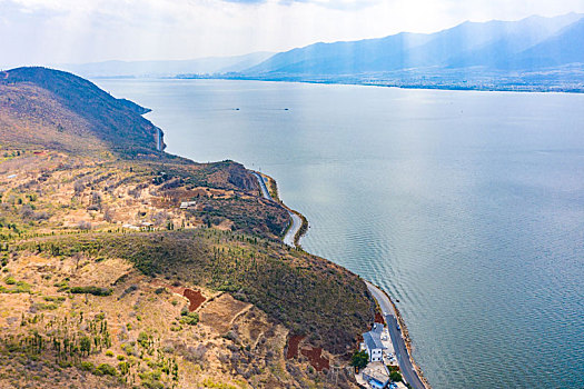 航拍云南大理洱海东岸的公路