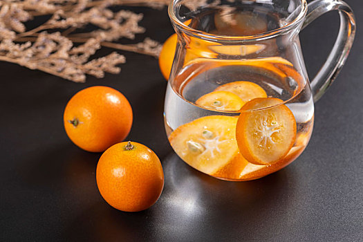 具有化痰止咳功效的保健水果金桔摆放在桌面上
