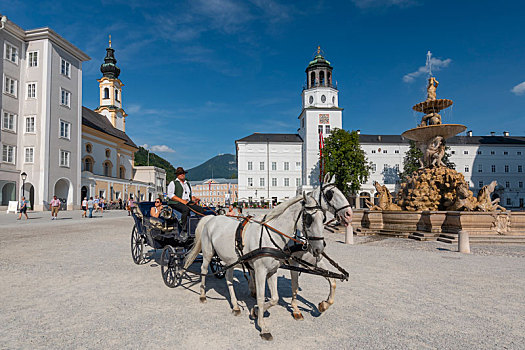 旅游,乘,马车,正面,喷泉,教堂,住宅,广场,萨尔茨堡,奥地利