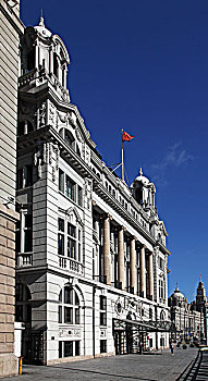 上海外滩中山东一路3号,原英国侨民上海总会大楼,1910年1月6日落成开业,英国古典主义风格,1956年大楼改为国际海员俱乐部,1971年更名为东风饭店,现为上海外滩华尔道夫酒店