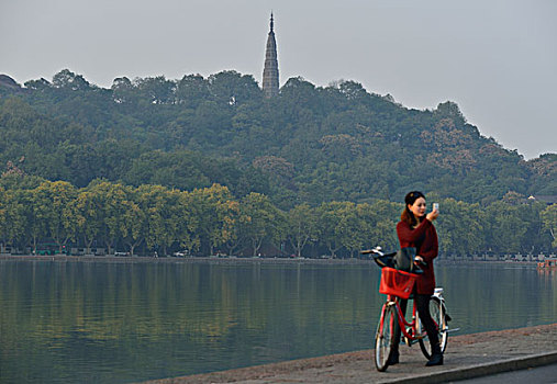杭州西湖自拍的游客