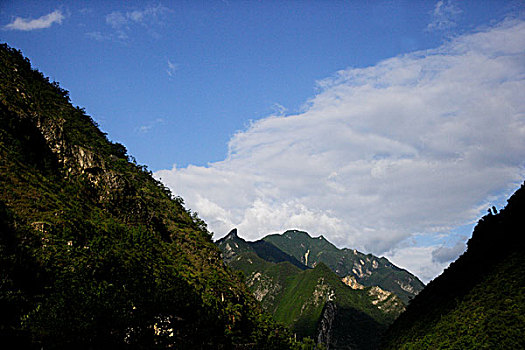 中国历史文化名镇----重庆巫溪县大宁河畔的大山