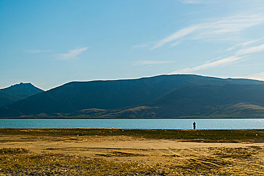 远景,女人,站立,湖,吉尔吉斯斯坦,中亚