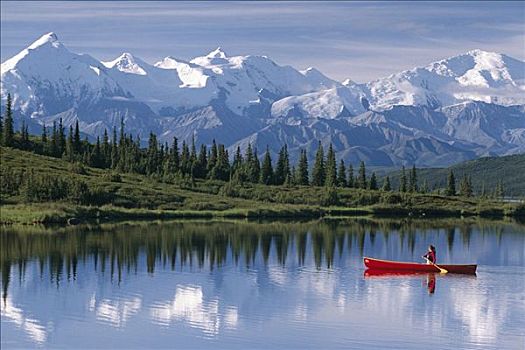 女人,独木舟,旺湖,阿拉斯加山脉