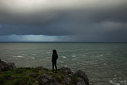男青年,站立,岩石,悬崖,向外看,海洋,雷雨天气,后视图