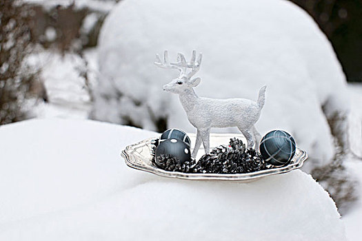 白色,杜鹿,装饰,金属,冷杉松果,圣诞树,小玩意,盘子,围绕,雪