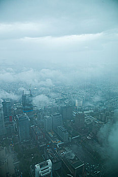 台湾台北市109大厦上眺望云雾中的台北市景