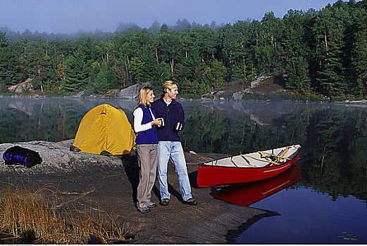 伴侣,拿着,大杯,帐蓬,独木舟,靠近,湖,安大略省,加拿大