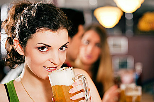 群体,三个,朋友,酒吧,喝,啤酒,聚焦,美女,正面,拉合,玻璃杯