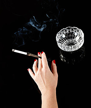 女性,手,香烟,固定器具,烟灰缸
