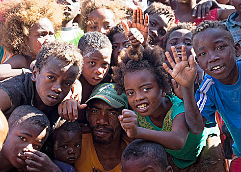 一群孩子,摆姿势,马达加斯加,非洲