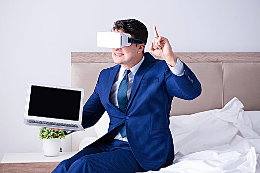 商务人士,戴着,虚拟现实,耳机,卧室