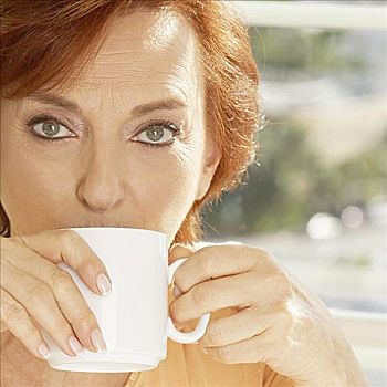 肖像,老年,女人,喝,一杯咖啡