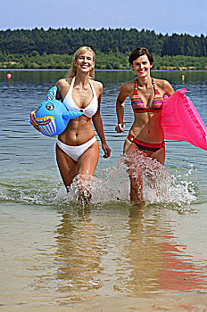 两个女人,游泳,湖