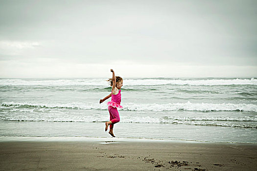 女性,幼儿,跳跃,海滩