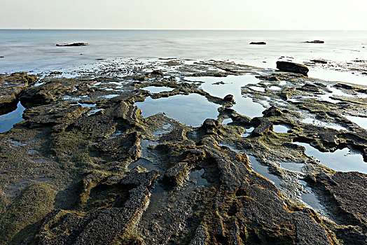 广西涠洲岛五彩滩的岩石海滩