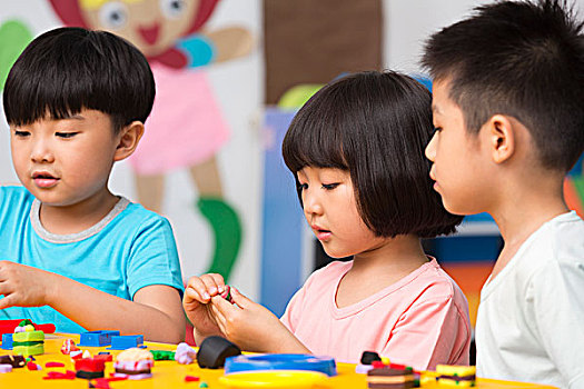 小朋友在幼兒園玩耍