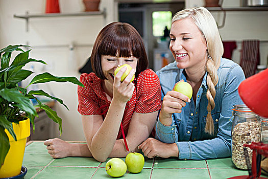 女性朋友,厨房,苹果