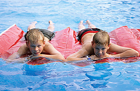 两个男孩,气垫,游泳池