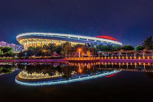 中国山东省淄博市体育中心夜景