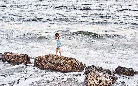 女人,享受,走,岩石上,海洋
