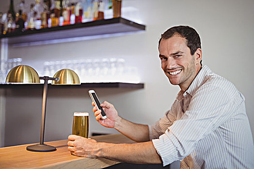 男人,打手机,啤酒,餐馆