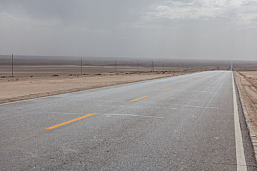 中国西部荒野道路