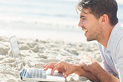 高兴,英俊,男人,放松,海滩,笔记本电脑