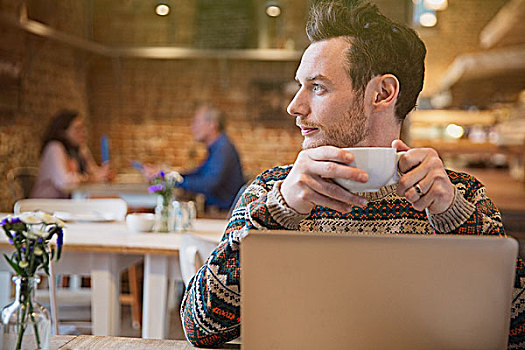 思考,男人,看别处,喝咖啡,笔记本电脑,咖啡