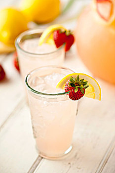玻璃杯,草莓,柠檬水