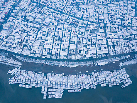 下雪后美丽的渔村渔船和码头