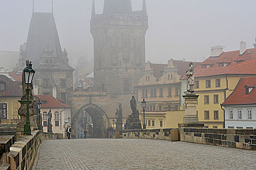 捷克共和国,布拉格,查理大桥,大门,晨雾,三个,旅游,走,向上,桥