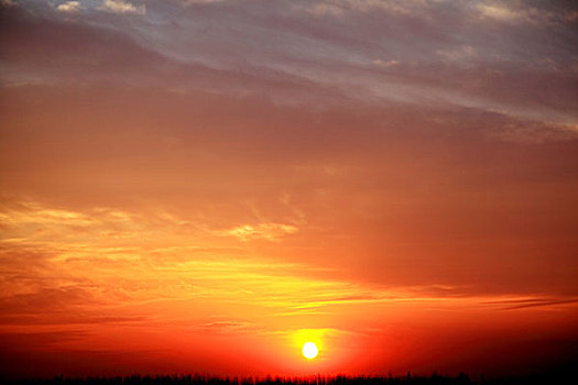 夕阳地平线太阳暖色调