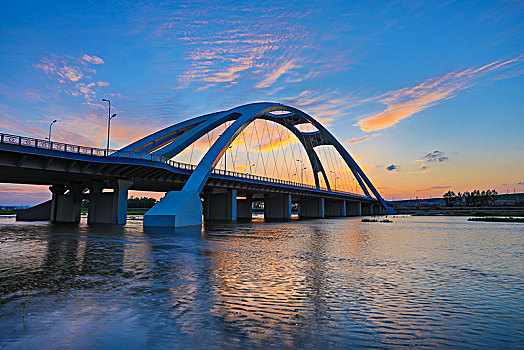 夕阳下的延吉市延川大桥