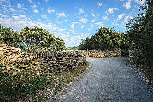 法国普罗旺斯石头城乡间的小路,农村道路和周边的石头墙