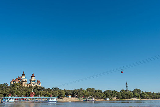 中国哈尔滨秋季晴天太阳岛景区跨江索道