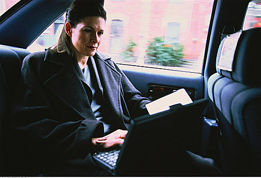 职业女性,使用笔记本,电脑,出租车