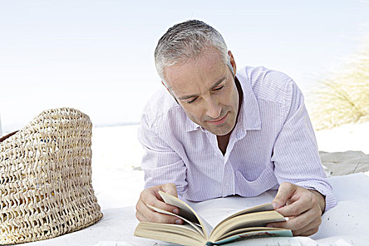 男人,微笑,海滩,卧,书本,头像,读,肖像权