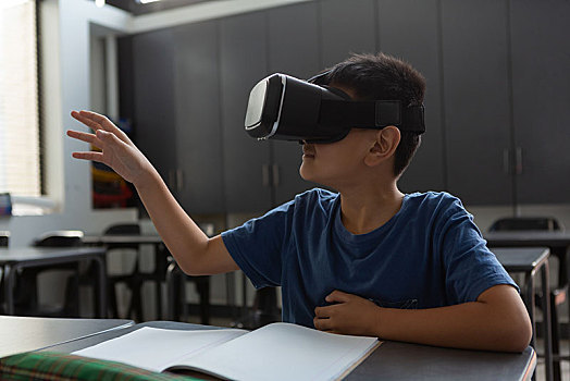 男生,虚拟现实,耳机,书桌,教室
