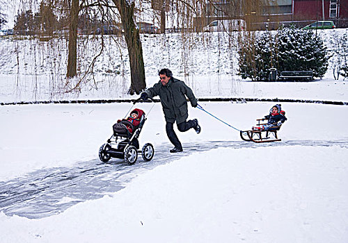 父亲,婴儿车,雪撬,冰