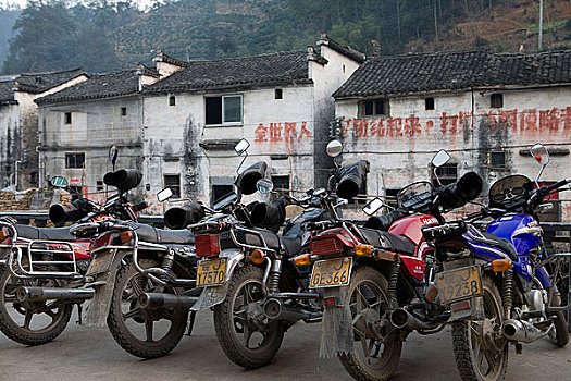 安徽歙县并排停放的摩托车民居老标语