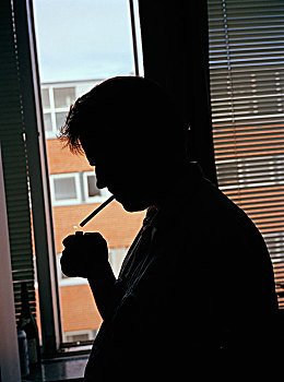 男人低头点烟霸气图片图片