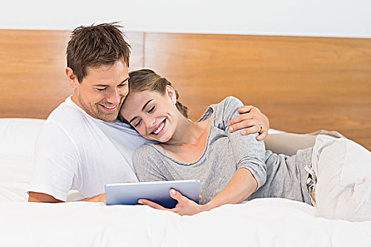 幸福伴侣,床,平板电脑