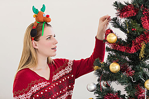 女人,悬挂,圣诞装饰,树上