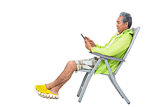 老年男人坐在沙滩椅上